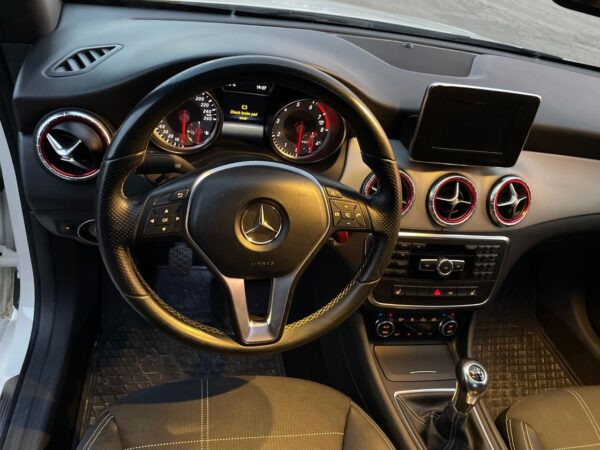 Mercedes-Benz CLA 180 – Image 25