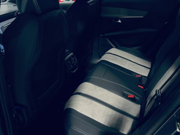 Modèle 2021 Peugoet 3008 avec 4x4 / Hybride et automatique – Image 8